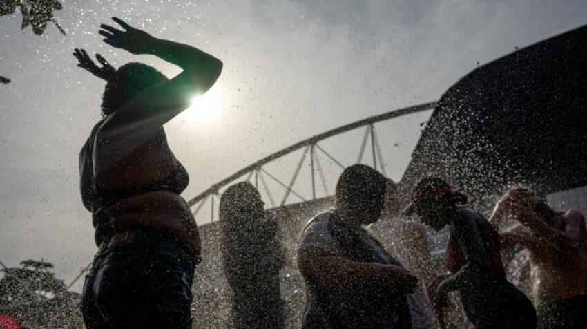 Silueta de mujeres durante la pasada ola de calor en Río de Janeiro, Brasil, en octubre de 2023.
