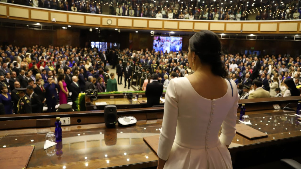 La vicepresidenta Verónica Abad durante la posesión en la Asamblea, en Quito, el 23 de noviembre de 2023.
