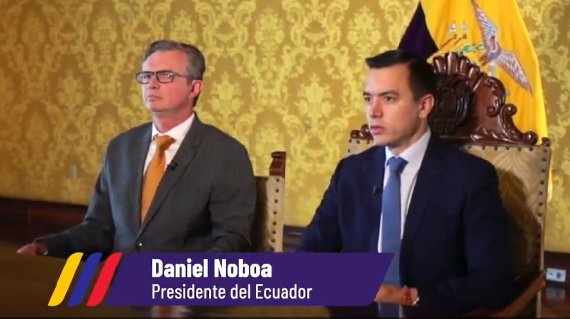 El presidente Daniel Noboa y el ministro de Finanzas, Juan Carlos Vega, durante una cadena nacional emitida el 27 de noviembre de 2023.