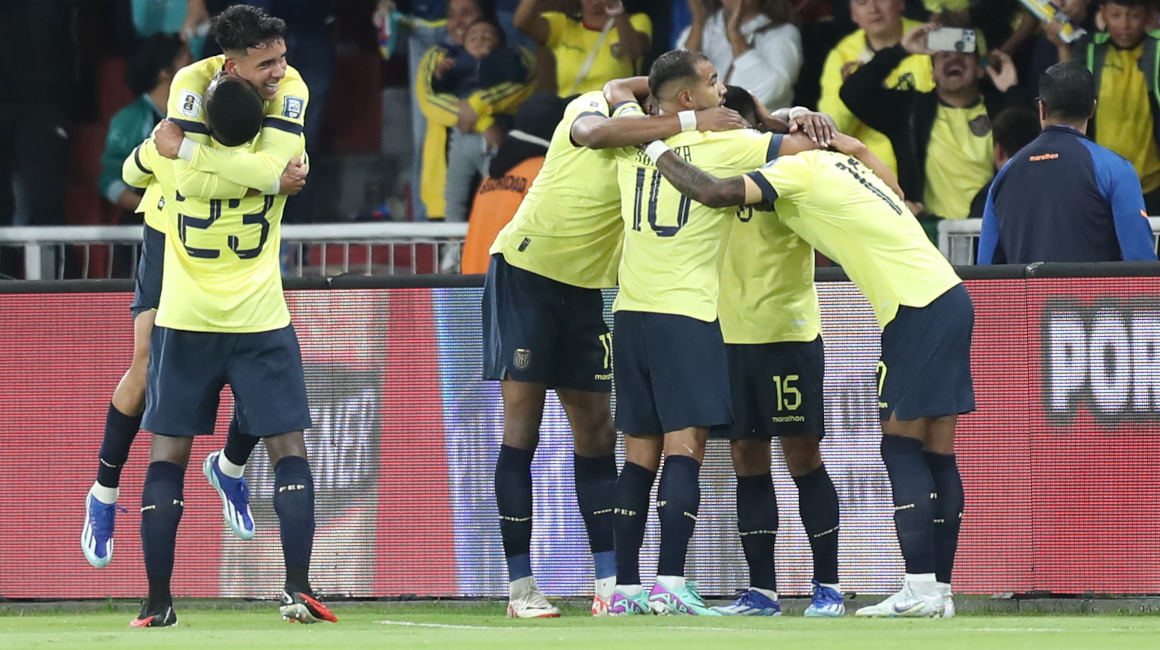 Jugadores de Ecuador celebran el gol ante Chile, por Eliminatorias, el 21 de noviembre de 2023.