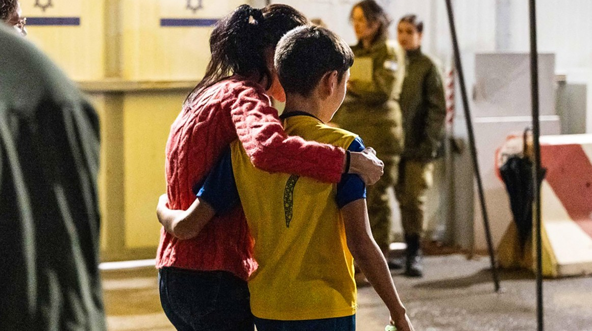 Eitan Yahalomi, un israelí de 12 años, reunido con su madre luego de su liberación por parte de Hamas, de la Franja de Gaza, a primera hora del 28 de noviembre de 2023.