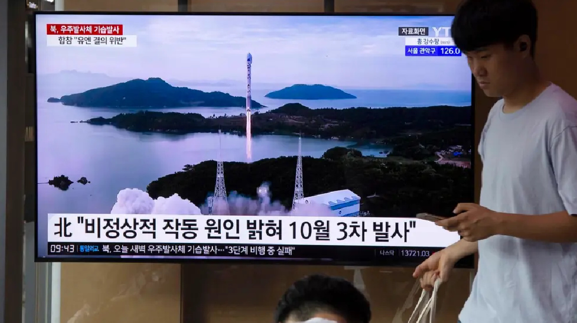 Canal de televisión muestra el lanzamiento de un cohete espacial por parte de Corea del Norte en la estación de Seúl, Corea del Sur, el 24 de agosto de 2023.