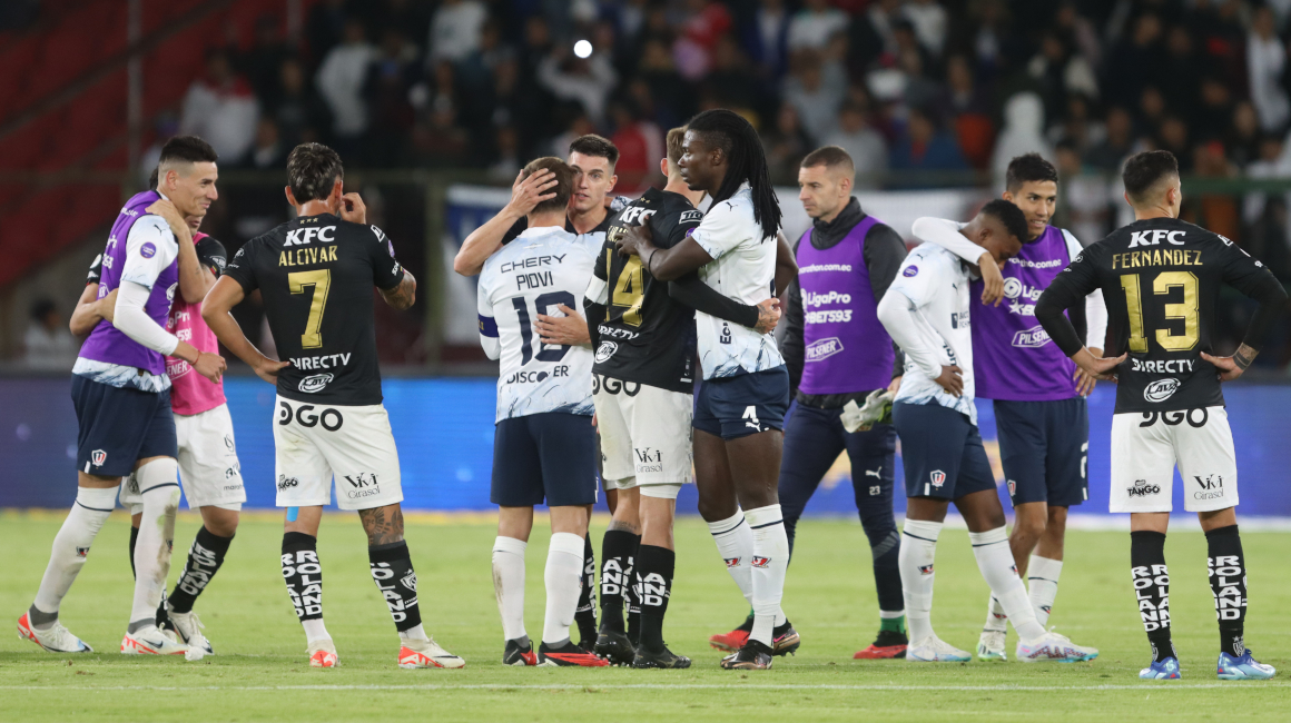 Jugadores de Liga de Quito e Independiente del Valle saludan después del partido de LigaPro, que se jugó el sábado 4 de noviembre de 2023.