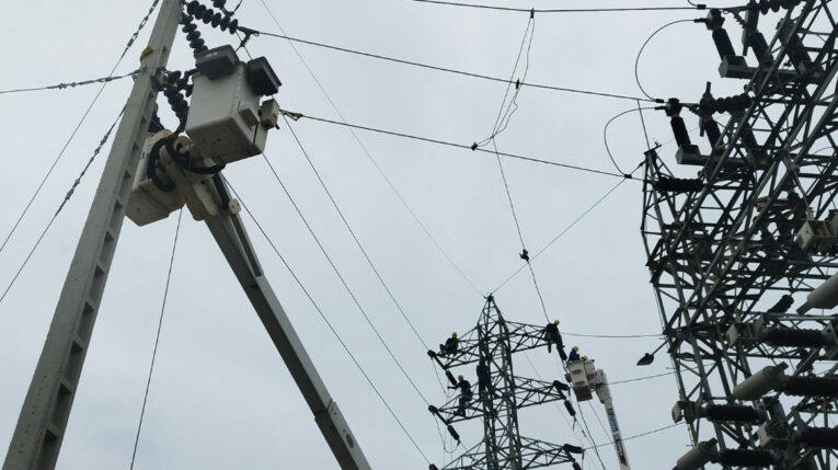 Imagen referencial de postes y cables de transmisión de energía eléctrica, en Manabí, 27 de noviembre de 2023.