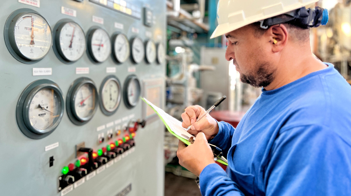 Trabajador de la Empresa Eléctrica monitorea instalaciones de una central el 27 de noviembre de 2023.