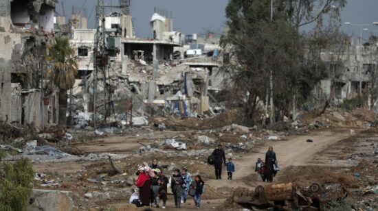 Palestinos viajan del norte al sur de Gaza en medio del alto el fuego, el 28 de noviembre del 2023.