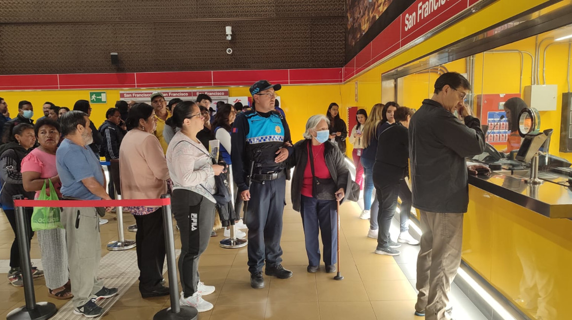 Usuarios del Metro de Quito acuden a retirar la tarjeta ciudad, el 28 de noviembre de 2023 en la estación San Francisco.