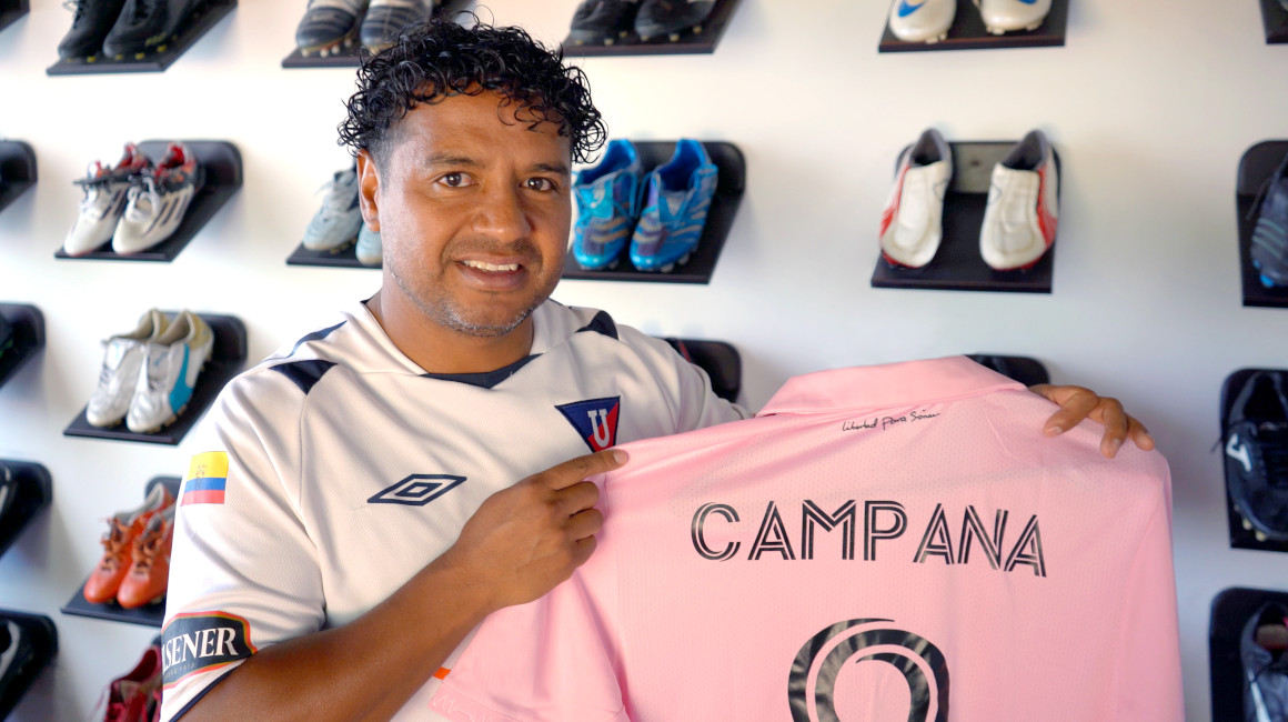 El exjugador de Liga de Quito, Franklin Salas, posa con la camiseta de Leonardo Campana el 14 de noviembre de 2023.