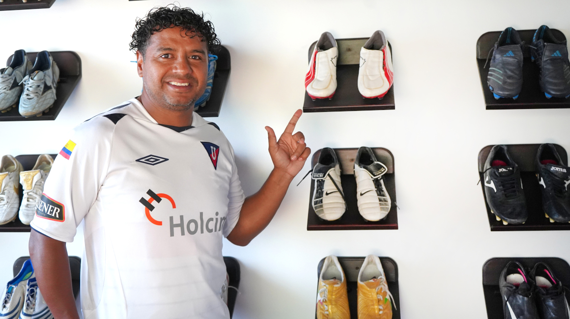 Franklin Salas posa con la camiseta de Liga con la que ganó la Copa Libertadores en 2008 y junto a su colección de zapatos, el 14 de noviembre de 2023.
