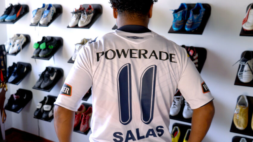 Franklin Salas de espaldas con su camiseta de Liga, luego de una entrevista con PRIMICIAS, el 14 de noviembre de 2023.