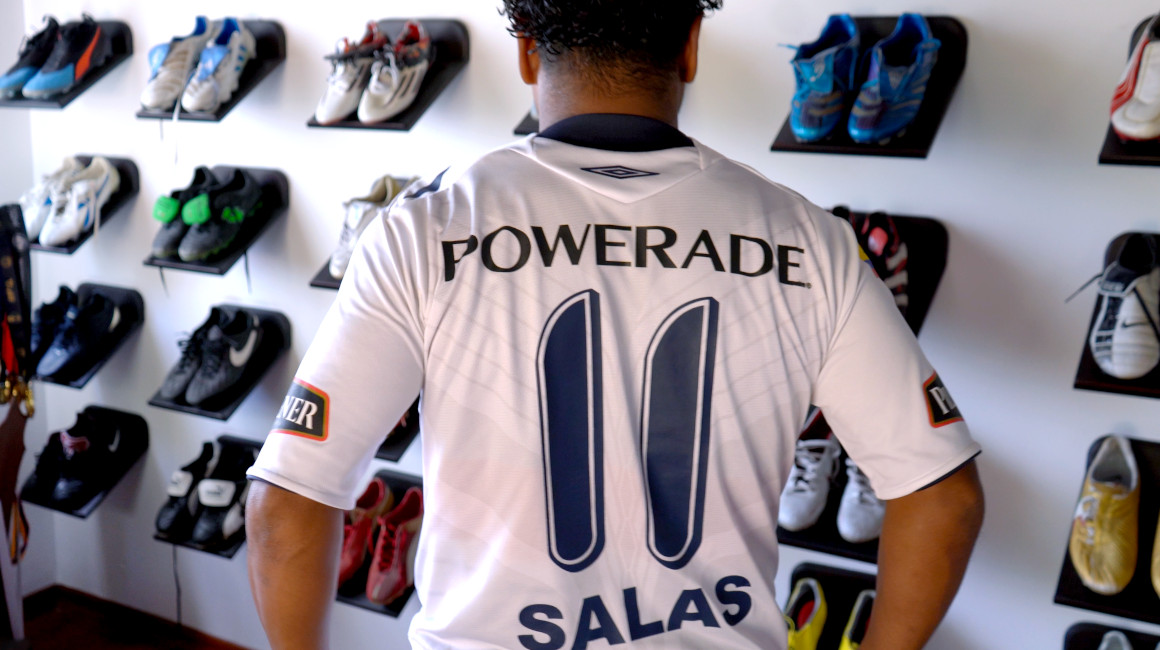 Franklin Salas de espaldas con su camiseta de Liga, luego de una entrevista con PRIMICIAS, el 14 de noviembre de 2023.
