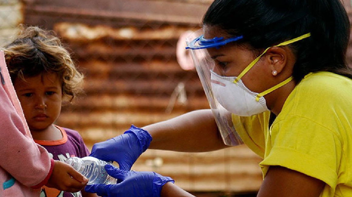 Una coordinadora de una ONG local ayuda a poblaciones en Venezuela en medio de la pandemia de COVID-19.