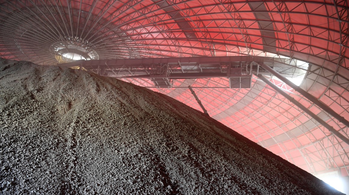 Imagen referencial de una cúpula utilizada para almacenar y mezclar el material obtenido de una cantera, de un fabricante de cemento.