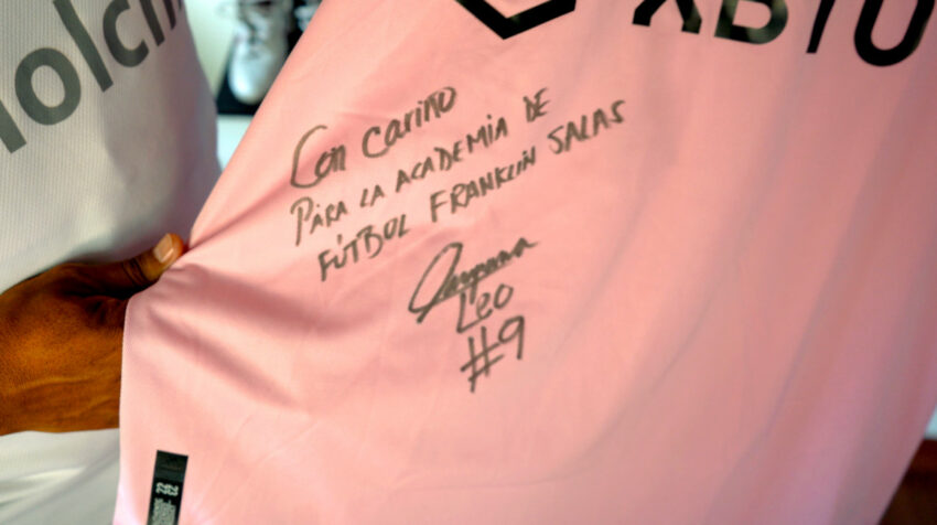 Camiseta de Leonardo Campana con su firma dedicada a la escuela de fútbol de Franklin Salas, el 14 de noviembre de 2023.