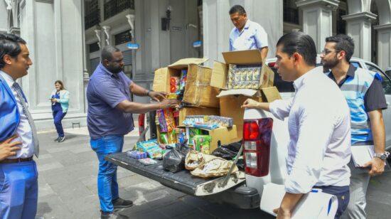 Funcionarios municipales decomisaron pirotecnia en el sector comercial de la Bahía, en el centro de Guayaquil.