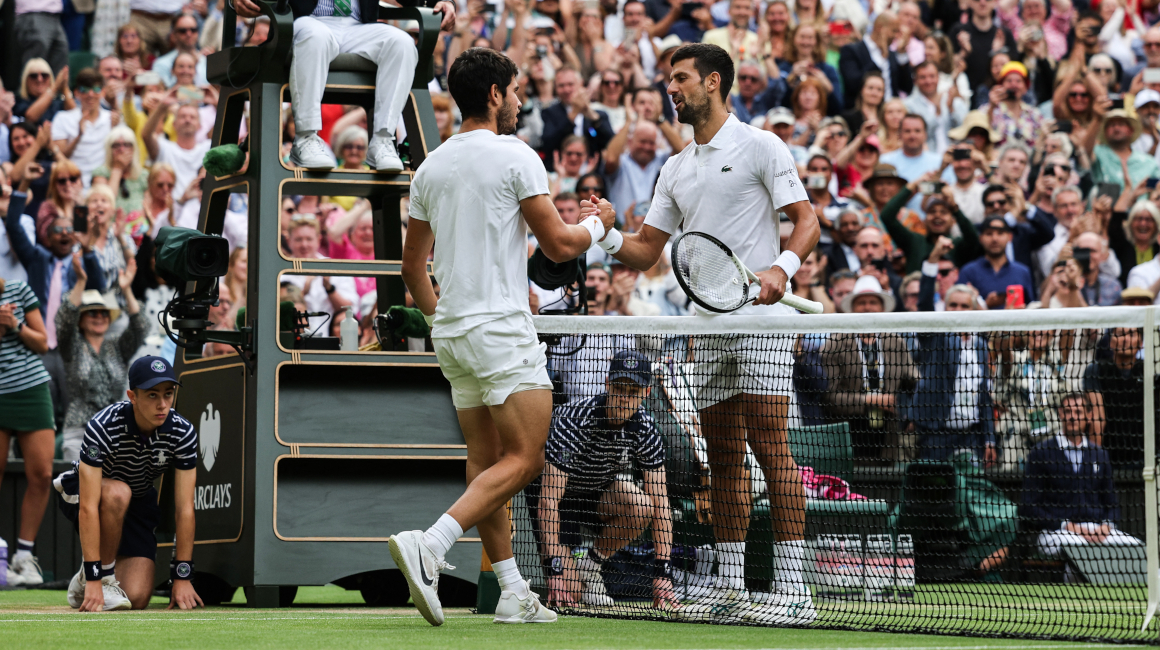 Carlos Alcaraz y Novak Djokovic se saludan después de la final de Wimbledon, el 16 de julio de 2023.