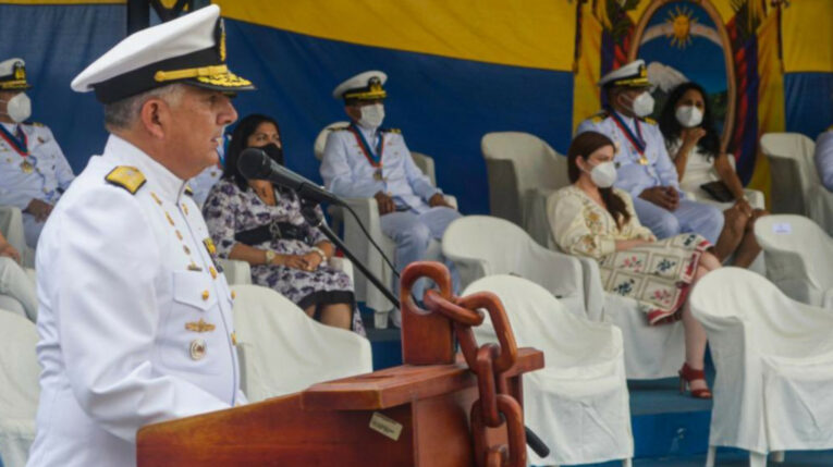 Jaime Vela, nuevo jefe del Comando Conjunto de las Fuerzas Armadas, durante la Ceremonia de Imposición de condecoraciones por años de servicio a oficiales, el 4 de diciembre de 2021.