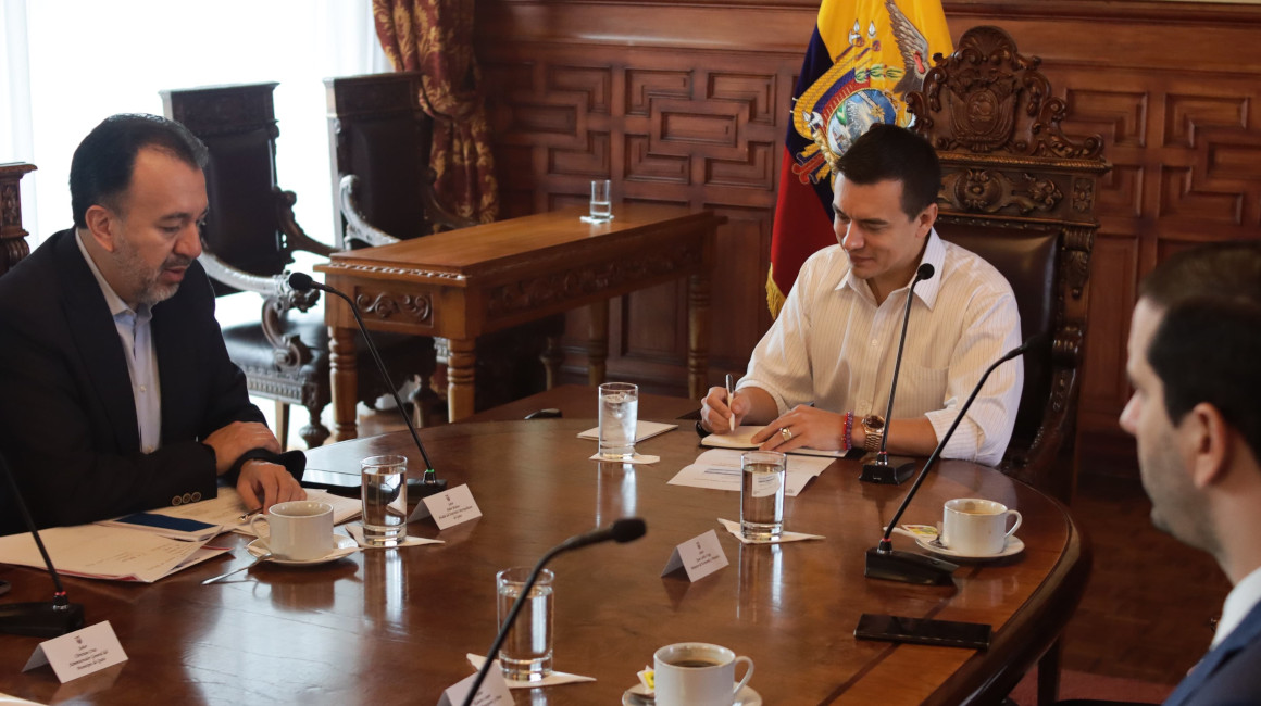 El presidente Daniel Noboa (blanco) durante una reunión con el alcalde de Quito, Pabel Muñoz, el 29 de noviembre en 2023.