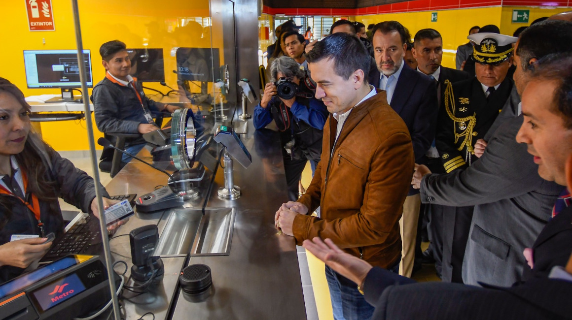 El presidente Daniel Noboa en la estación San Francisco del Metro, el 29 de noviembre de 2023.