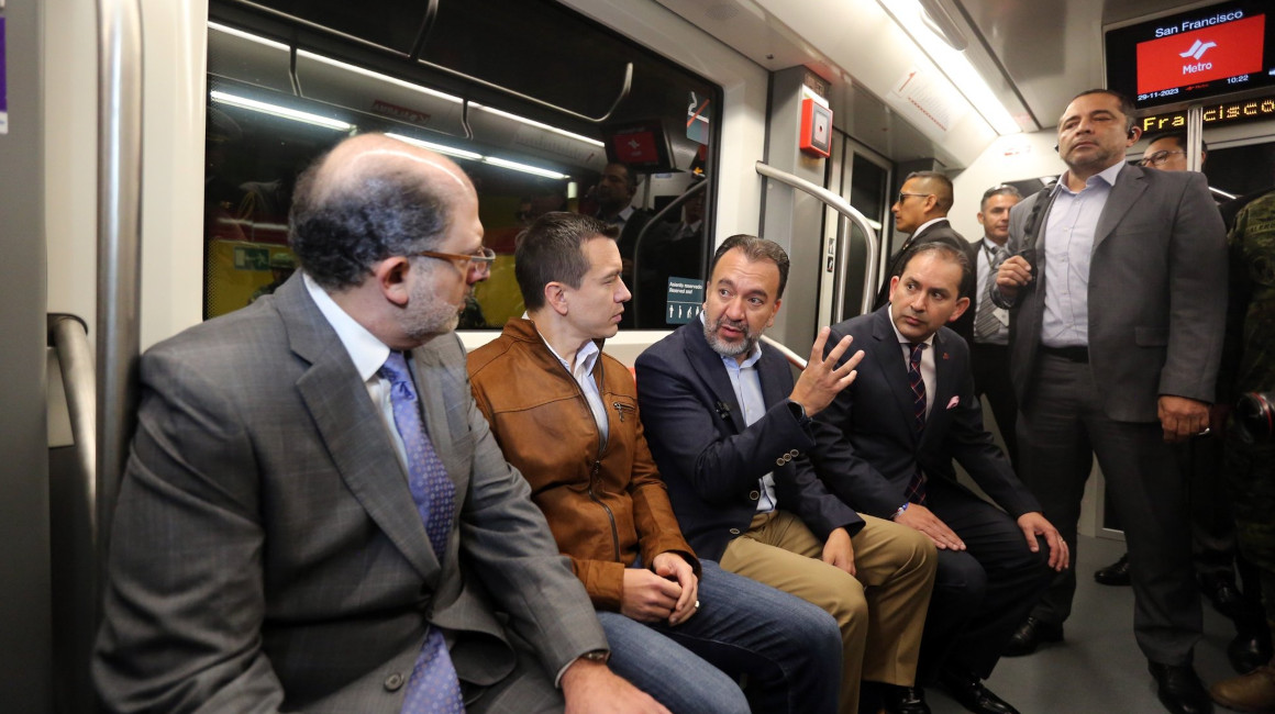 El presidente Daniel Noboa (café) conversa con el alcalde de Quito, Pabel Muñoz, en uno de los trenes del Metro de Quito, el 29 de noviembre de 2023.