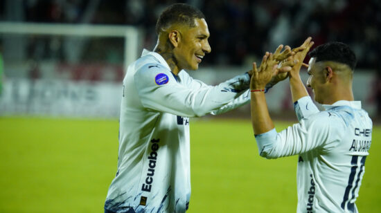 Paolo Guerrero y Alexander Alvarado, de Liga, fretejan un gol ante Cumbayá por la Fecha 14 de LigaPro el 26 de noviembre de 2023.
