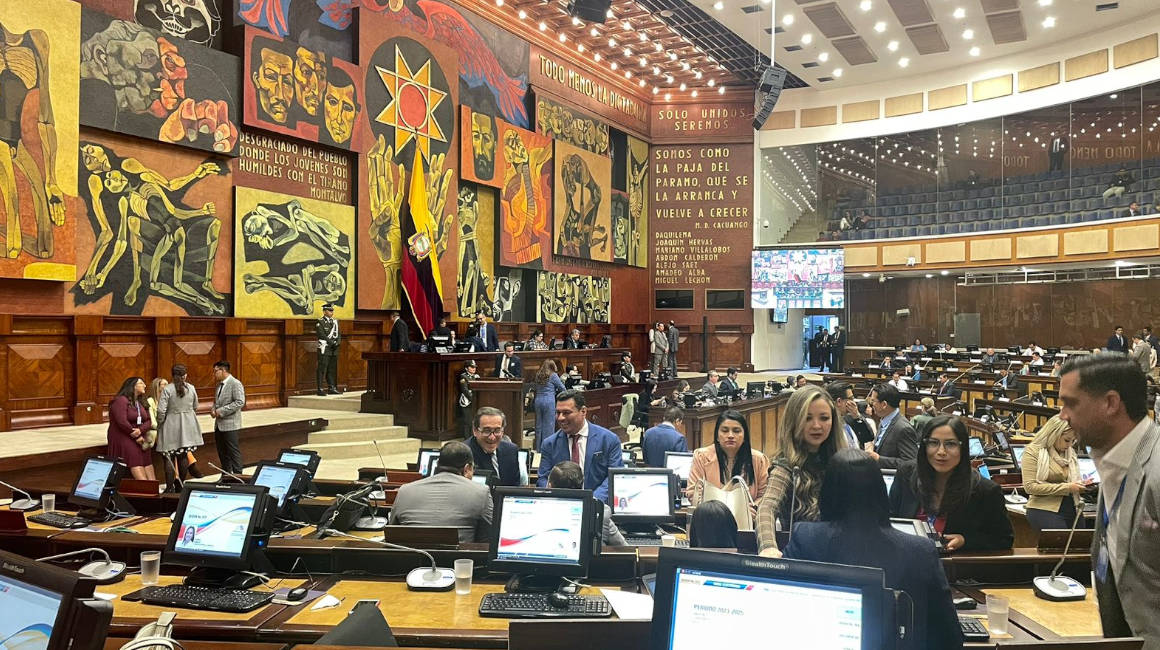 El Pleno de la Asamblea, minutos antes de la reinstalación del juicio político al expresidente Guillermo Lasso, este 29 de noviembre de 2023.