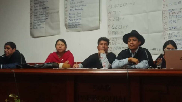Representantes del pueblo salasaca realizaron una asamblea el 27 de noviembre de 2023 para analizar la permanencia de extranjeros en su territorio. 