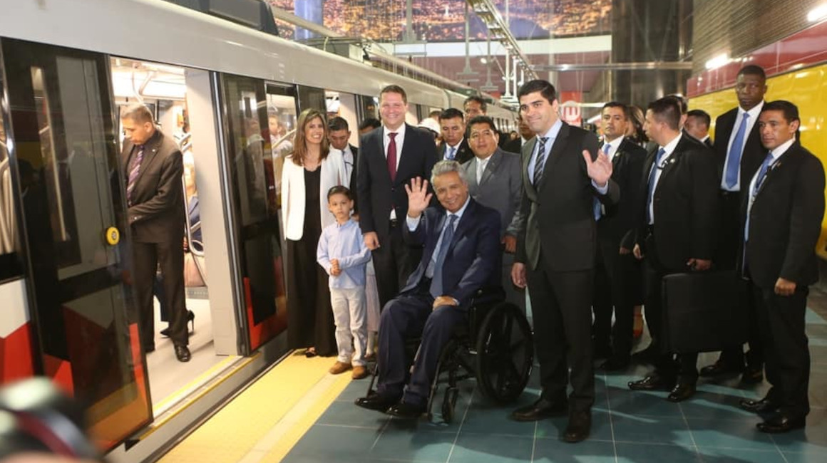 El expresidente Lenín Moreno y el exalcalde de Quito, Mauricio Rodas, durante un viaje en el Metro de Quito, en marzo de 2019.
