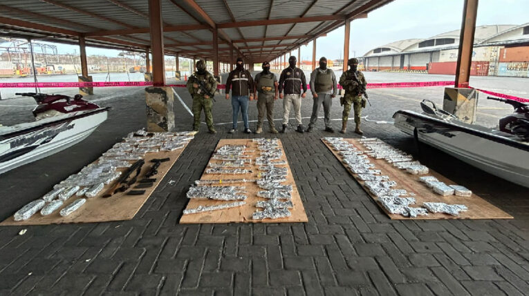 Armas decomisadas en un contenedor en Guayaquil el 29 de noviembre de 2023.