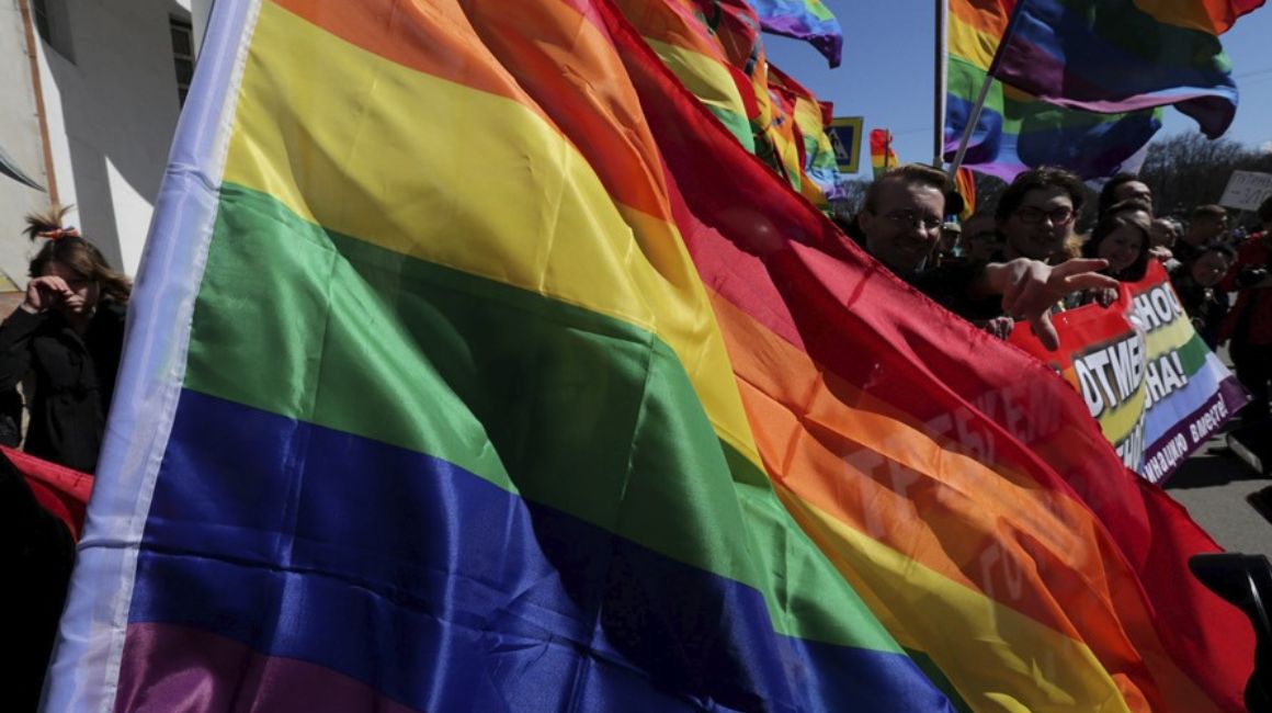 Banderas del movimiento LGBT, durante una concentración en San Petersburgo, Rusia.