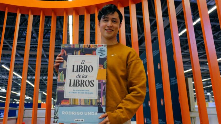 Lectura en TikTok, la moda del 'BookTok' se destaca en la Feria del Libro de Guadalajara