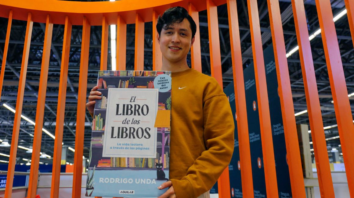 El creador de contenido en diferentes plataformas y 'booktoker' , Rodrigo Unda, posa con su libro.