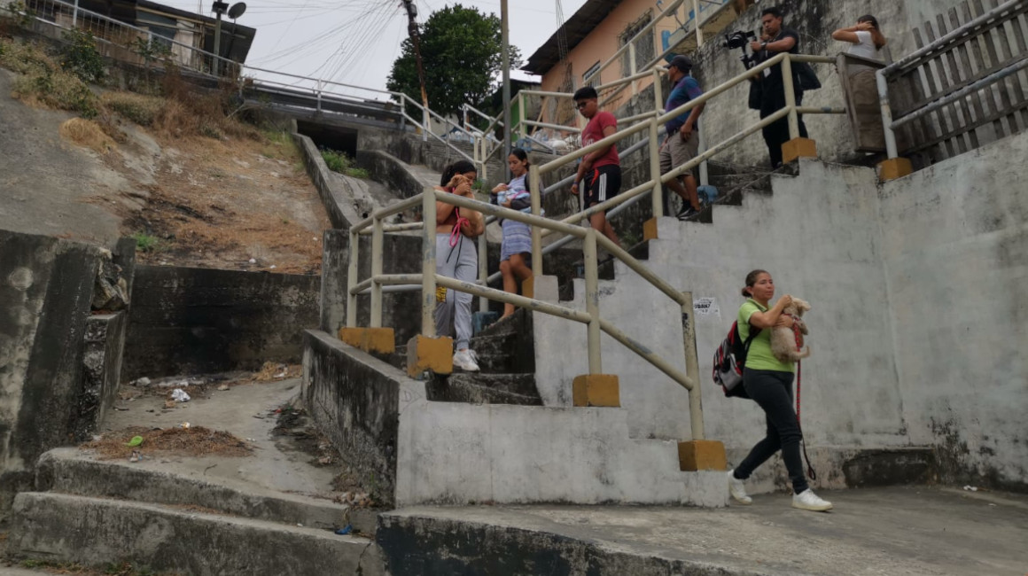 Habitantes de Mirador de Tarqui, al oeste de Guayaquil, simularon una evacuación por empinadas escalinatas ante el fenómeno de El Niño, el 30 de noviembre de 2023.