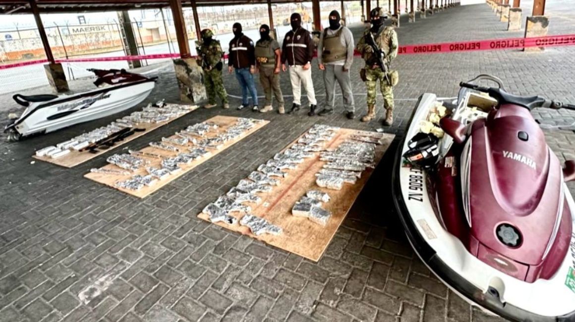 Militares y policías incautaron armas y dinero en el Puerto Marítimo de Guayaquil, el 29 de noviembre de 2023.