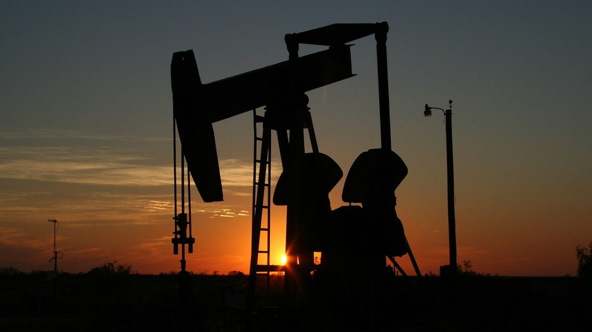 Imagen referencial de facilidades para explotación de petróleo.
