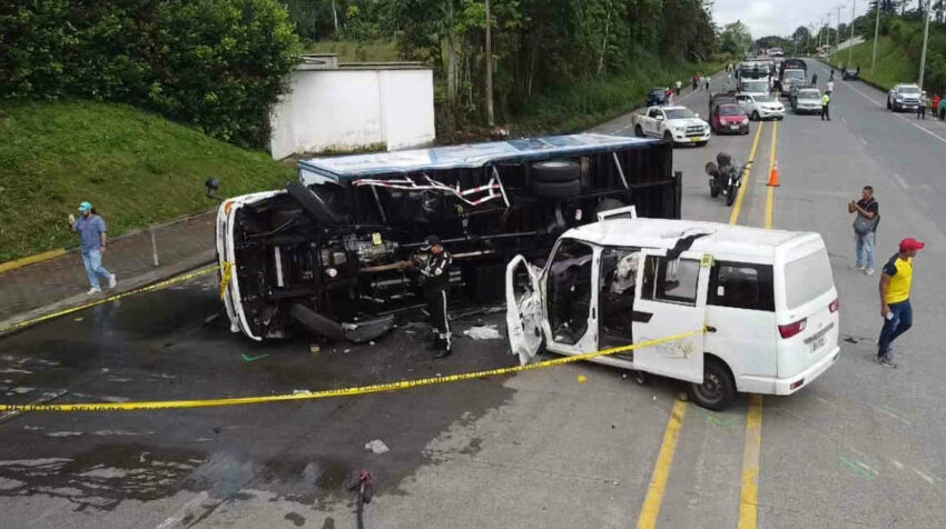 Accidente de tránsito en la vía La Concordia-Santo Domingo, 30 de noviembre de 2023.