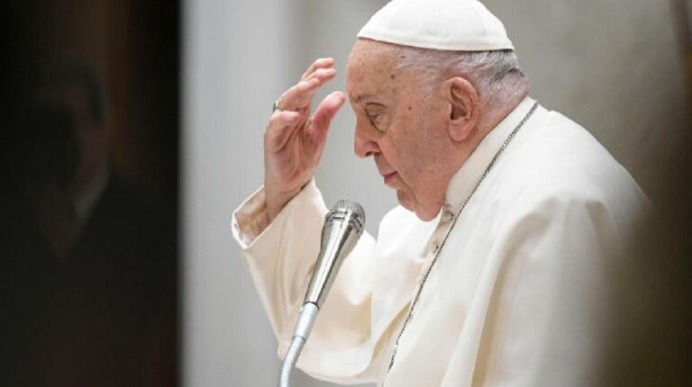 Papa Francisco tiene bronquitis aguda infecciosa y cancela viaje a COP28