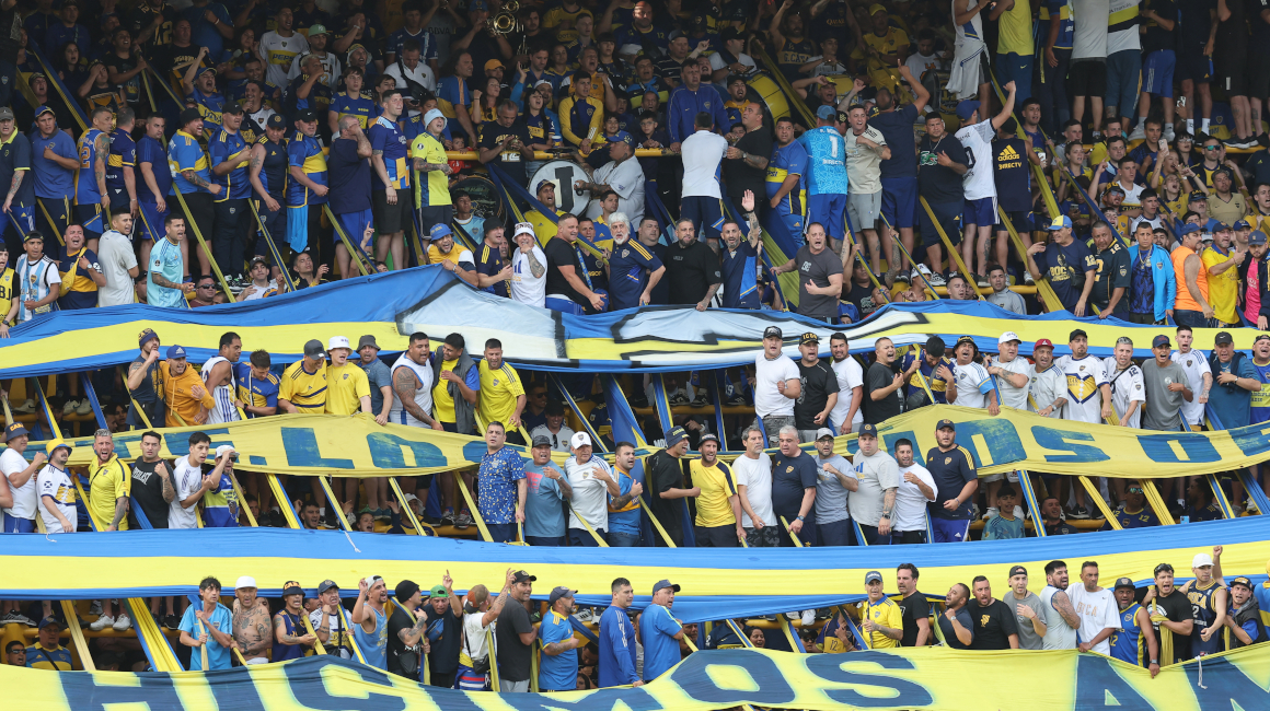 Hinchas de Boca Juniors alientan a su equipo en La Bombonera, el 15 de noviembre de 2023.