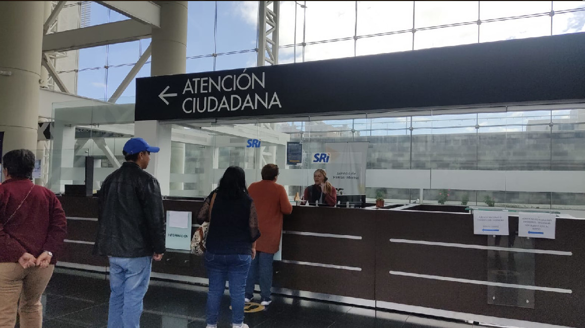 Atención a usuarios en oficinas del SRI en plataforma financiera norte de Quito
