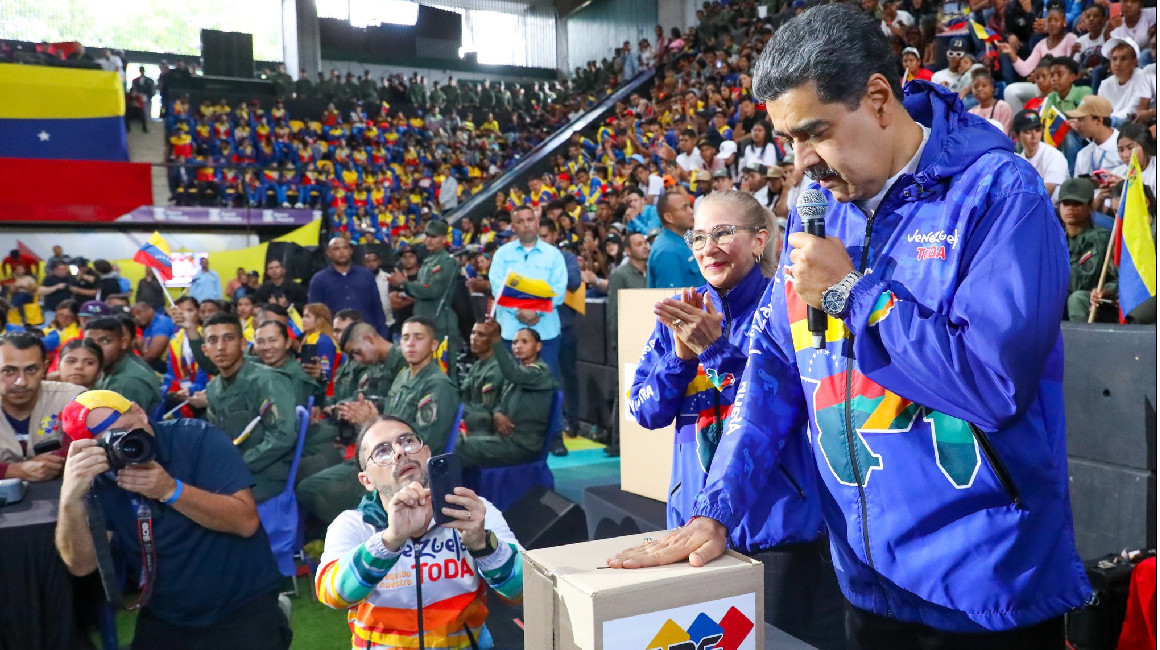 Nicolás Maduro, presidente de Venezuela, en una mesa de votación.