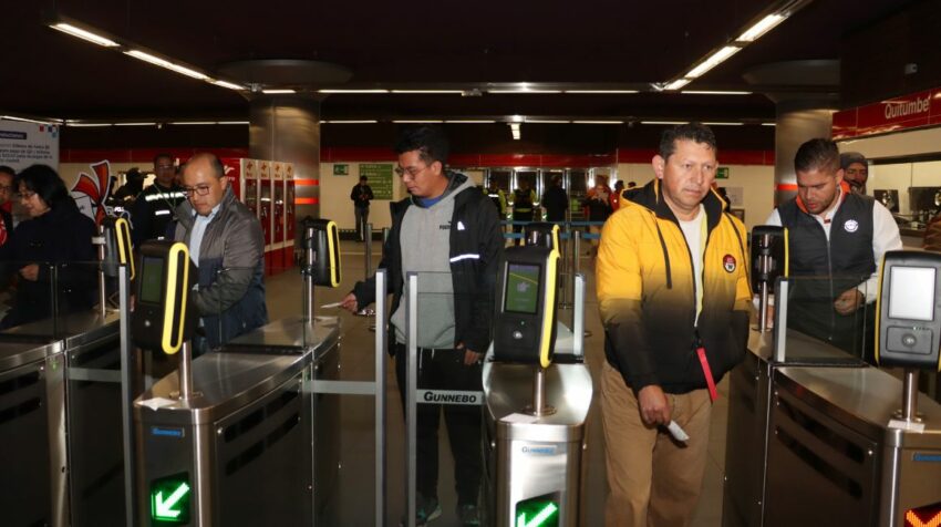 Pasajeros en la estación de Quitumbe, del Metro de Quito, el 1 de diciembre de 2023.