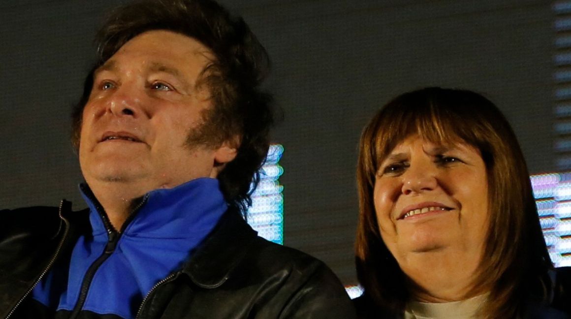 Javier Milei (i), saluda a sus seguidores junto a la excandidata presidencial argentina por el partido Juntos por el Cambio, Patricia Bullrich, durante el cierre de su campaña electoral en Córdoba, Argentina, el 16 de noviembre de 2023.