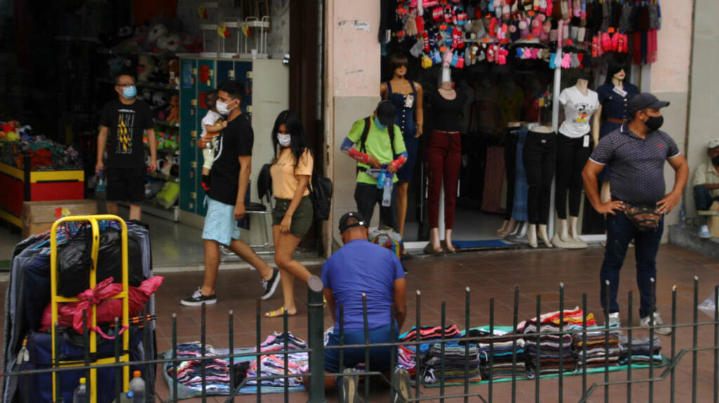 Los ecuatorianos priorizan el comercio informal al comprar ropa