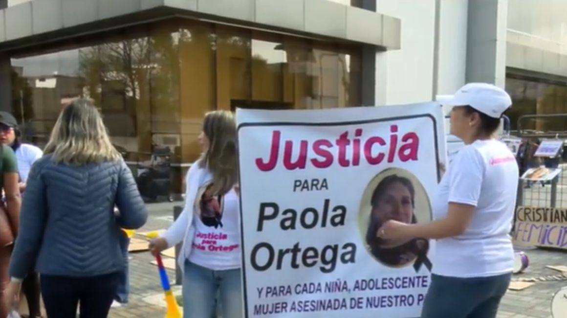Familiares de Paola Ortega hacen un plantón en los exteriores del Complejo Judicial Sur, de Quito, el 29 de noviembre de 2023.