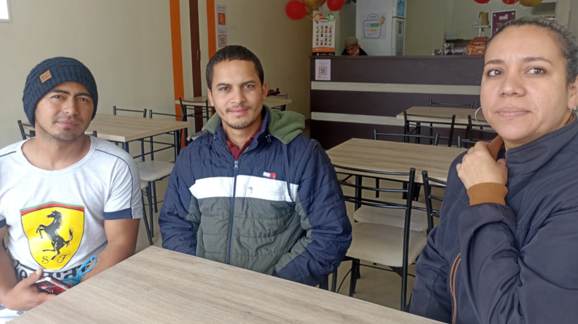 Los venezolanos Rohán Sánchez y Lijohán López piden no ser discriminados por su situación de movilidad en la población de Pelileo, en Tungurahua.