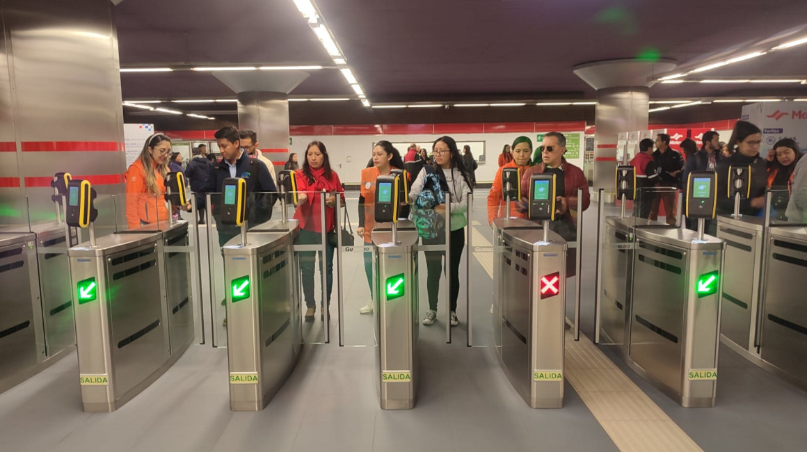 Usuarios del Metro de Quito ingresan a la estación Quitumbe, el 1 de diciembre de 2023.