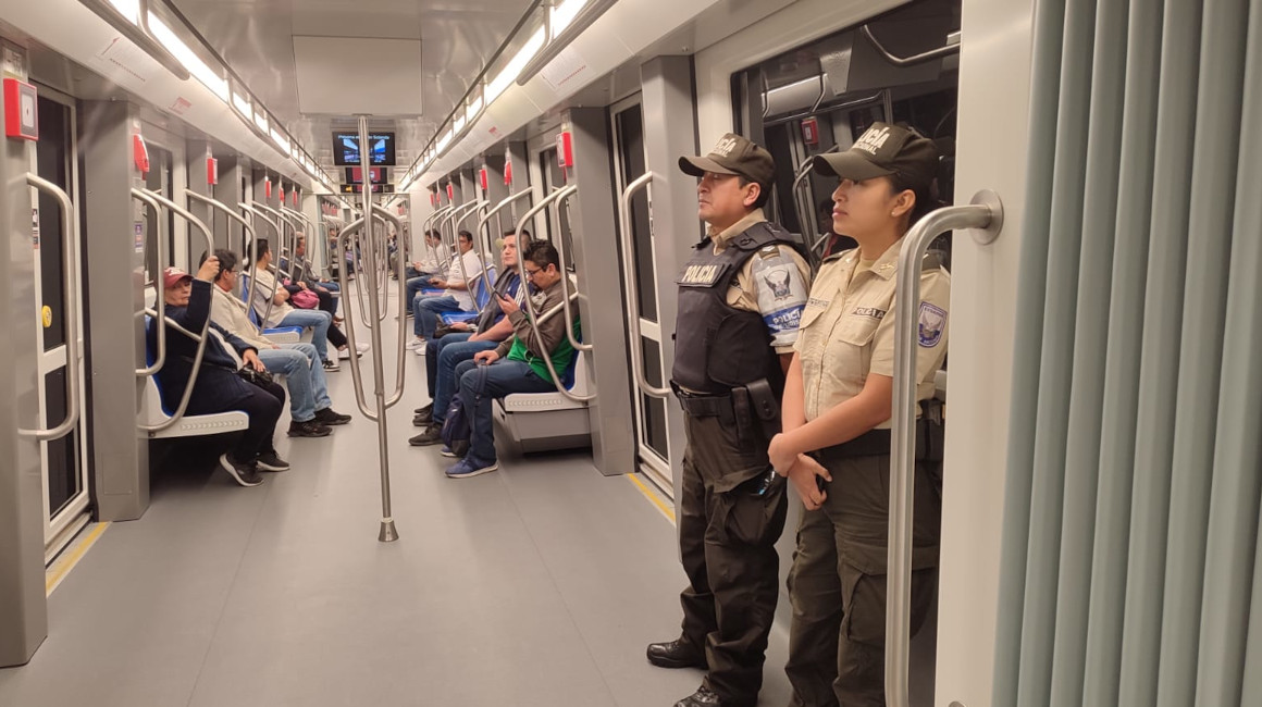 Dos policías de la unidad Policía Metro en uno de los trenes, el 1 de diciembre de 2023.