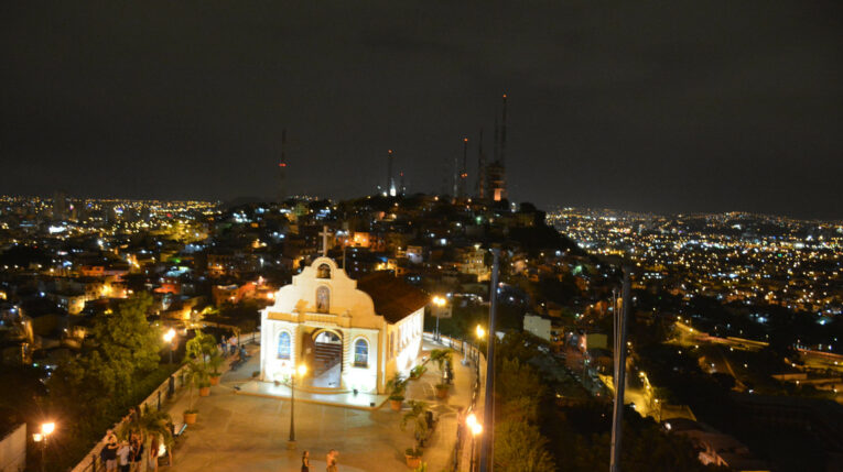 Panorámica de un sector del centro de Guayaquil durante la noche. 