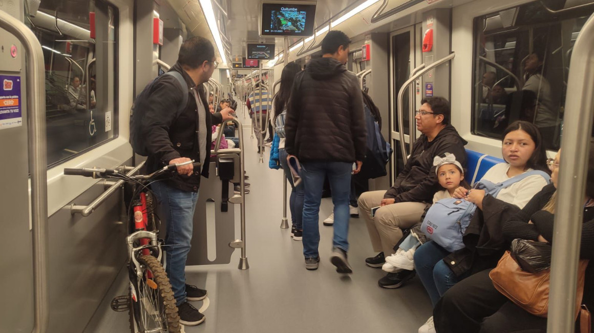 Usuarios del Metro de Quito en uno de los trenes durante la inauguración, el 1 de diciembre de 2023.