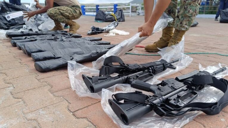 Fusiles de asalto AR15 decomisados en altamar por la Armada, el 17 de noviembre al sur de las islas Galápagos.